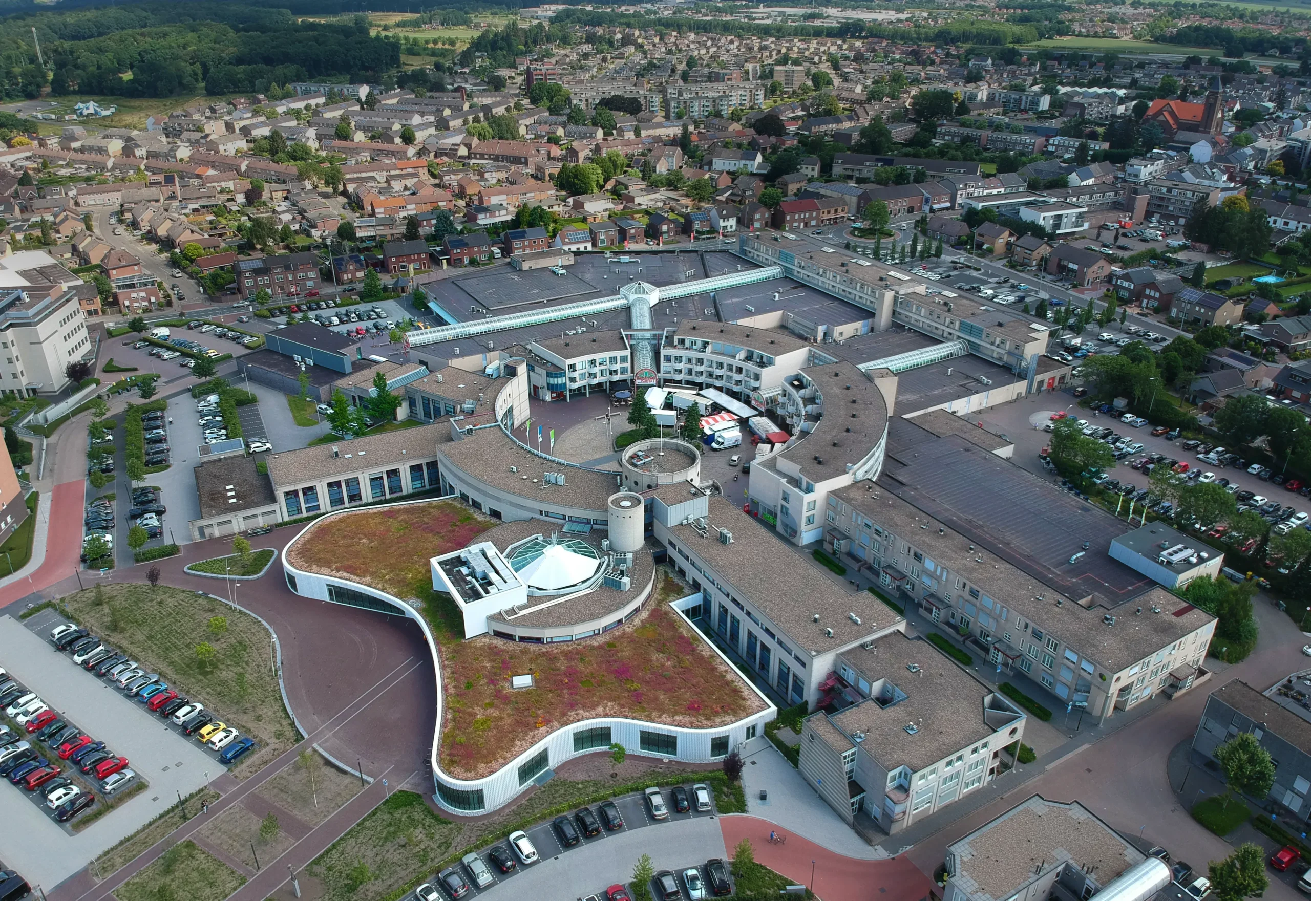 Droneshot van een dak dat Gielen Dakbedekkingen heeft gemaakt