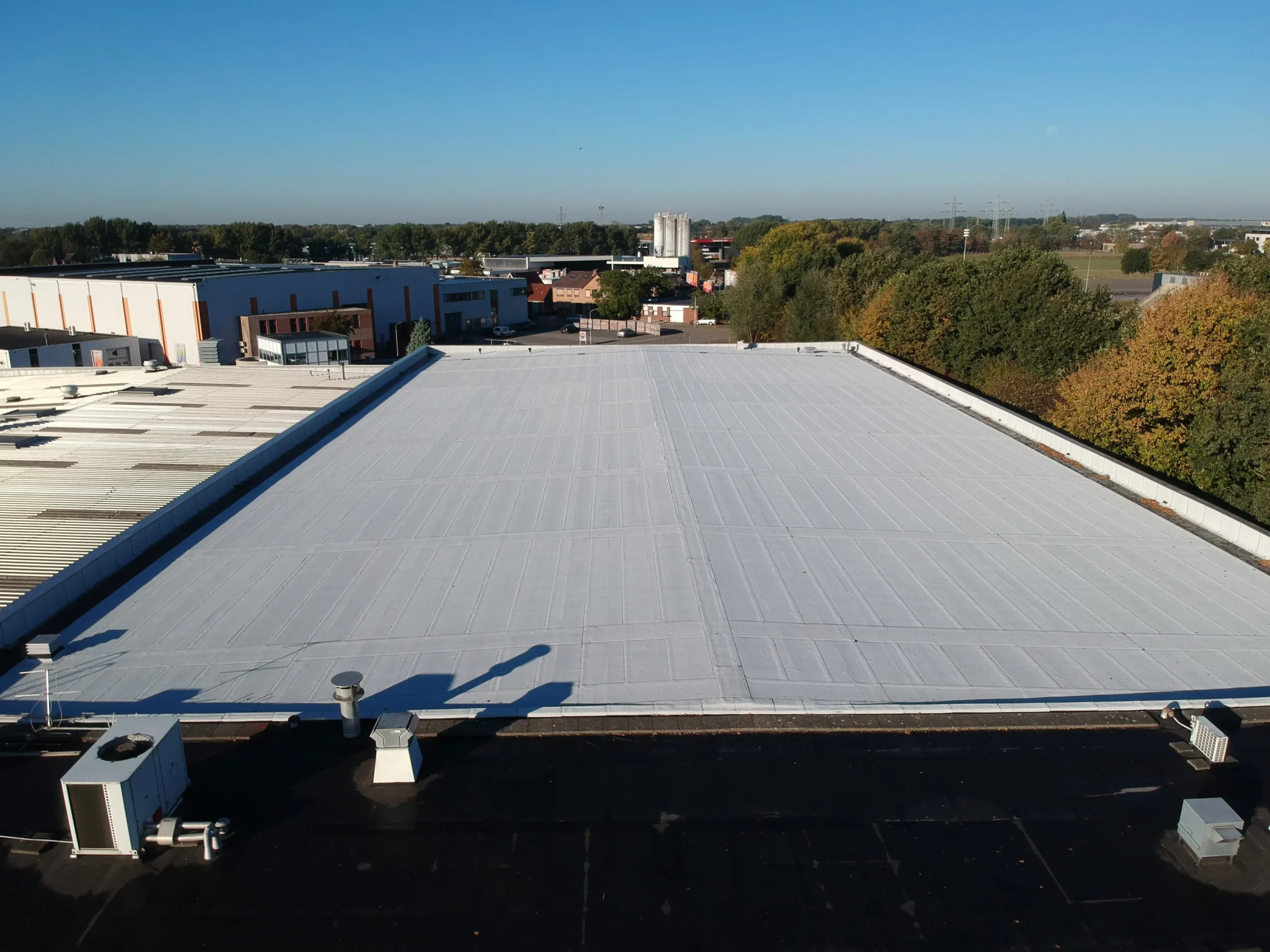 Droneshot van een dak dat Gielen Dakbedekkingen heeft gemaakt